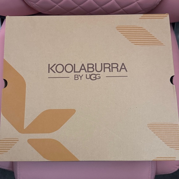 Koolaburra by UGG Black Boots with Tan Fur and Bows - Picture 2 of 7